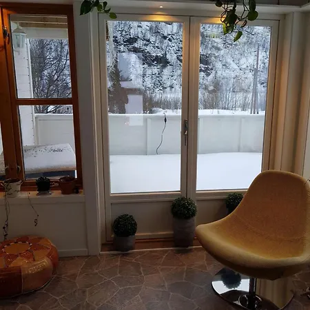 Modern House In Front Of Midnight Sun فيلة Lavangen