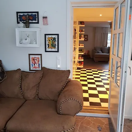 Modern House In Front Of Midnight Sun فيلة Lavangen