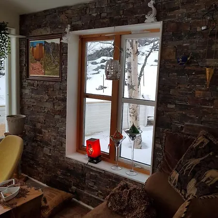 Modern House In Front Of Midnight Sun فيلة Lavangen