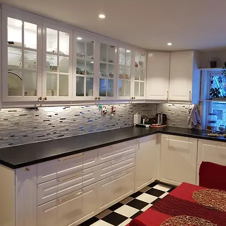Modern House In Front Of Midnight Sun فيلة Lavangen